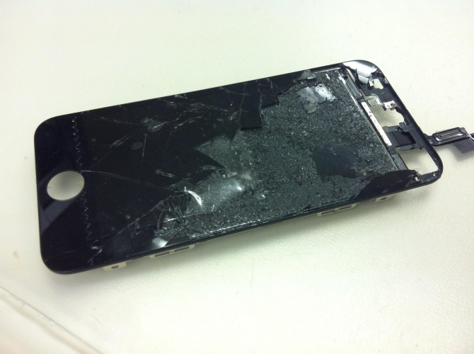 ガラスのみを剥がそうとしたiPhone